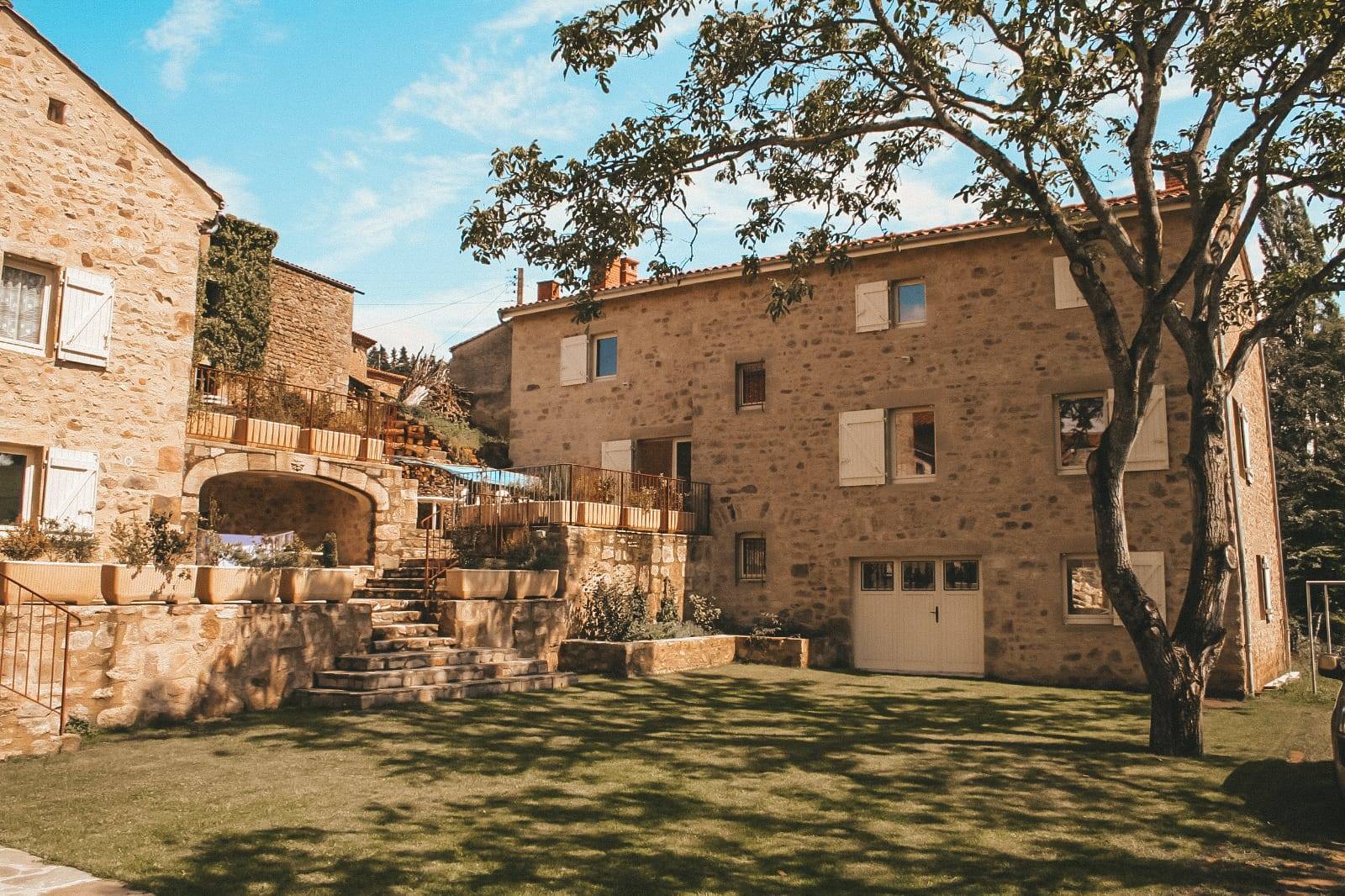 Cour de ferme en pierre pour séminaire en Auvergne