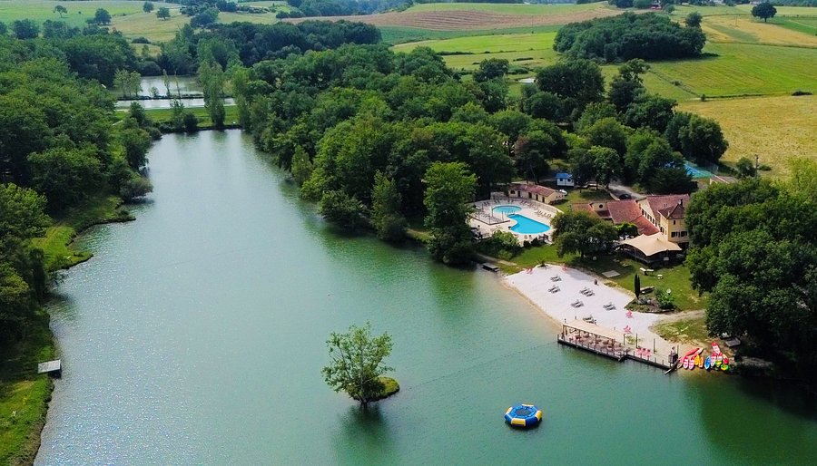 Domaine avec plage et piscine au bord d’un lac
