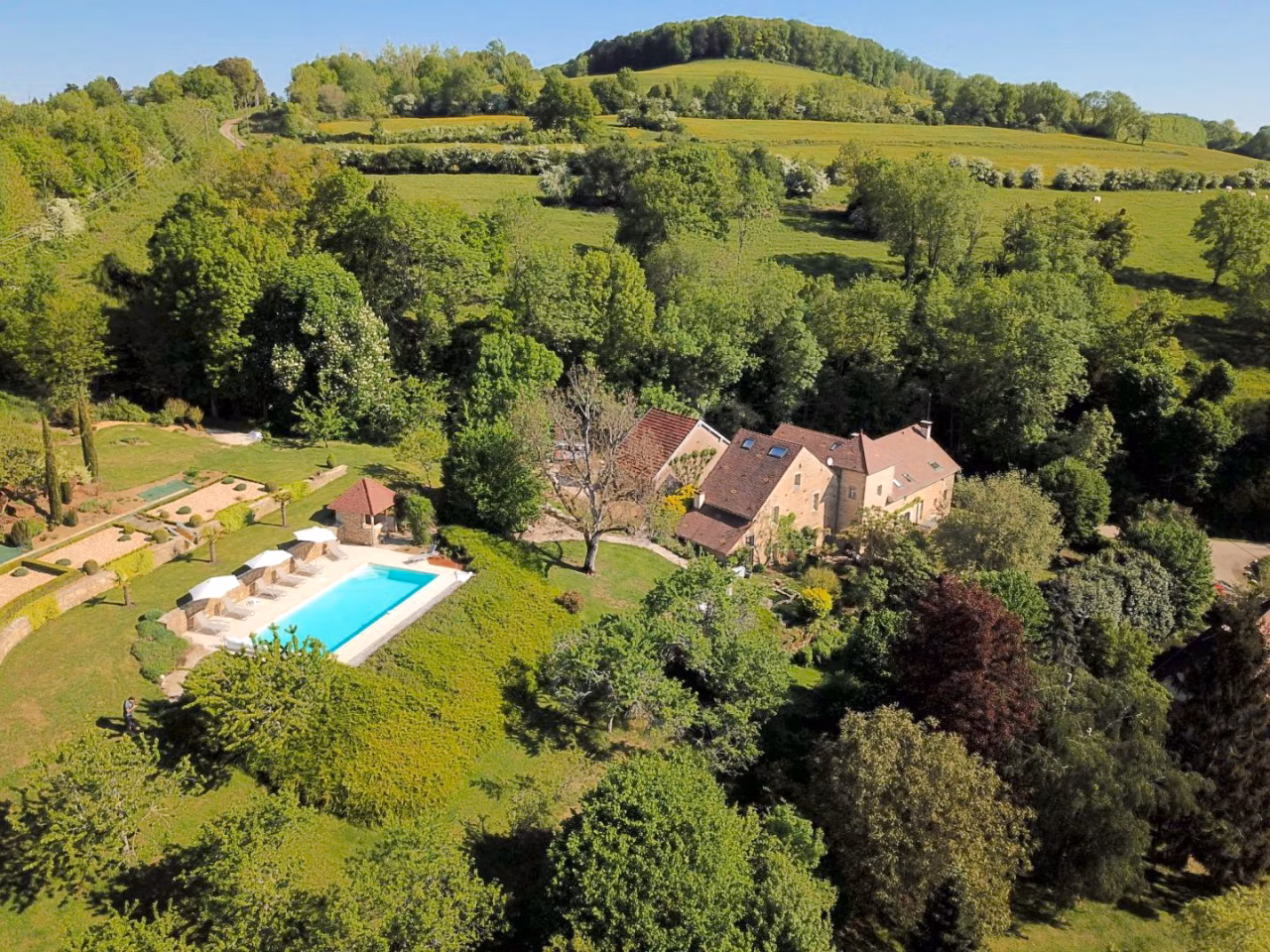 Manoir avec piscine et parc en Bourgogne