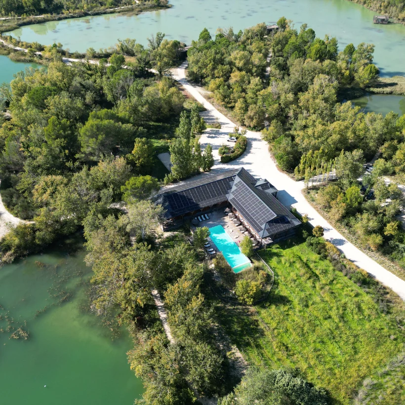 Domaine moderne avec piscine au bord de l’eau en Bourgogne