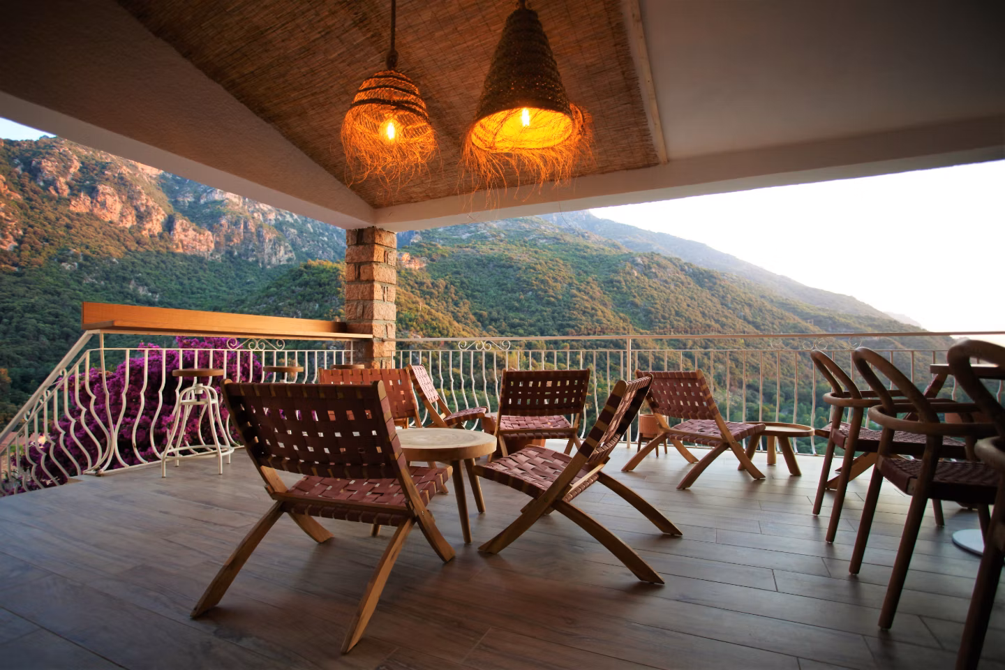 Terrasse couverte avec vue sur les montagnes corses