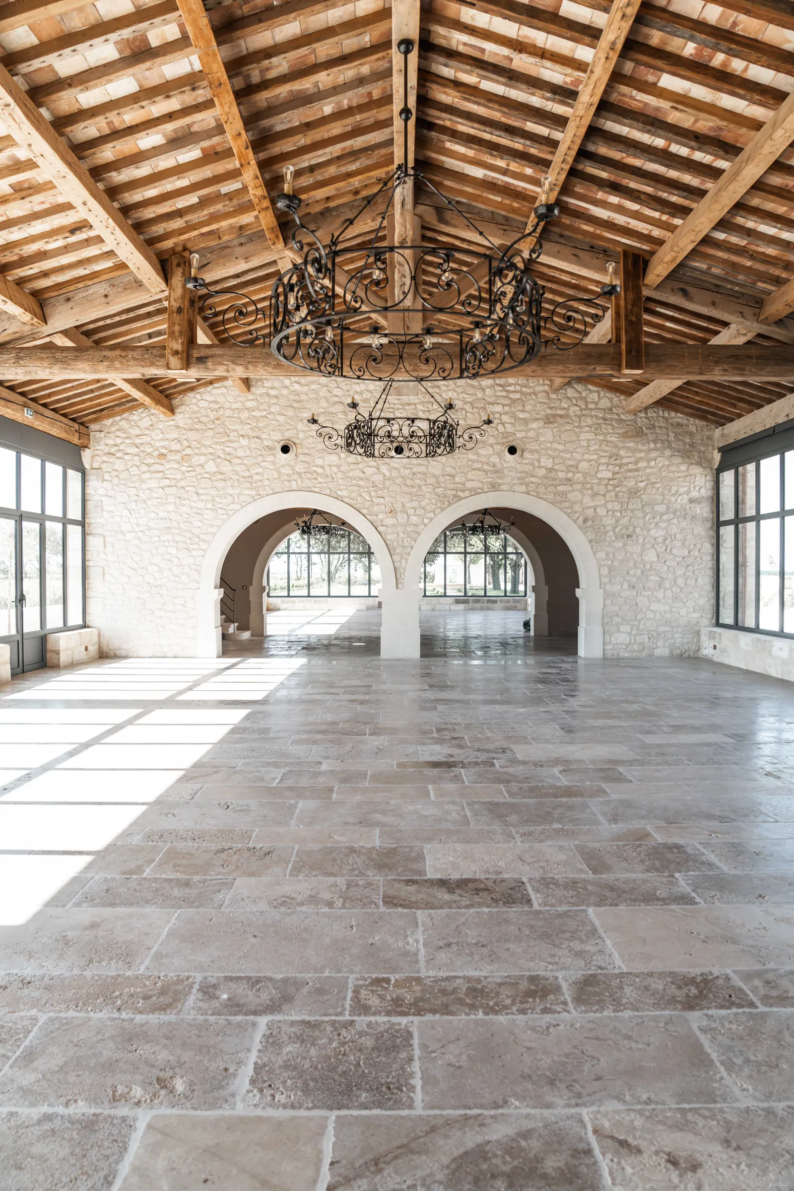 Grande salle en pierre d’un domaine d’exception