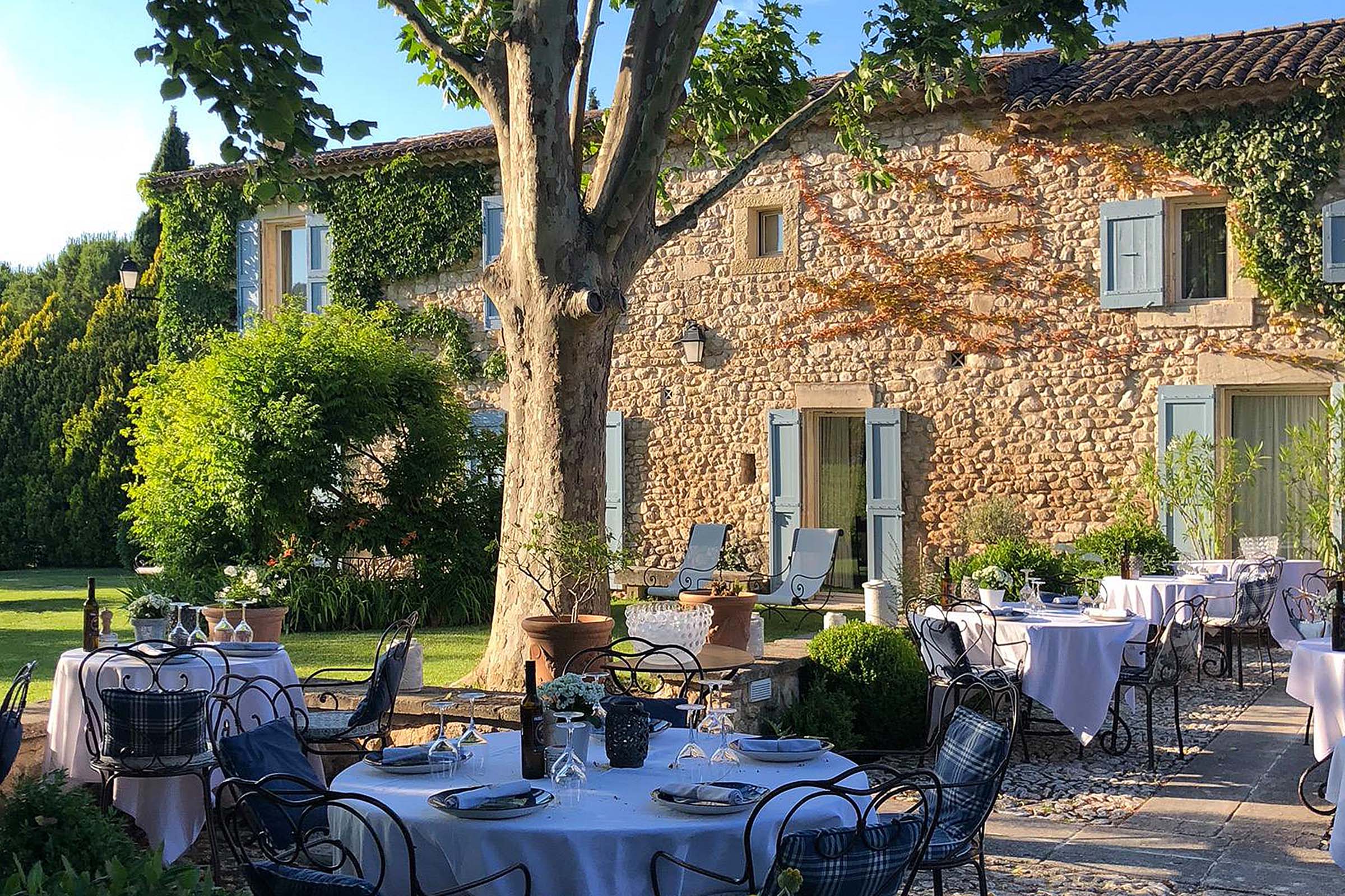 Domaine avec piscines au milieu des collines