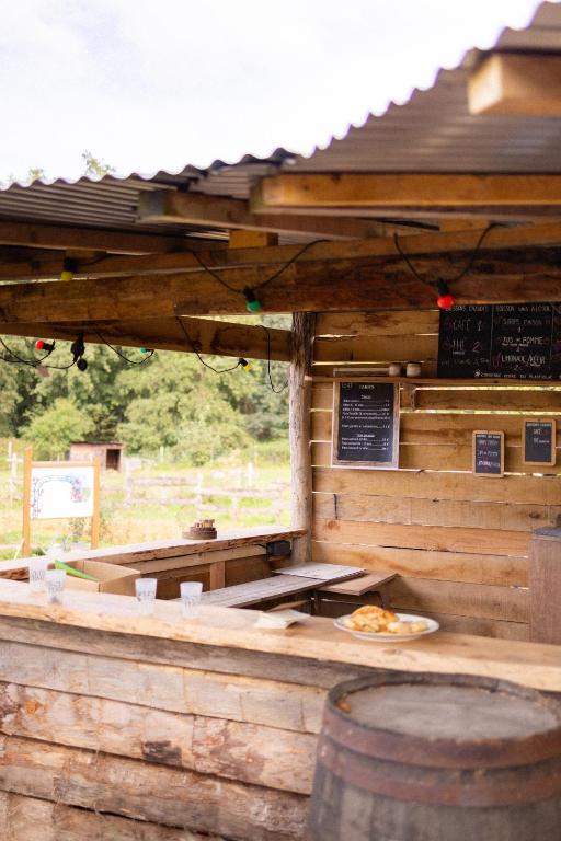 Bar en bois outdoor pour séminaire à la ferme