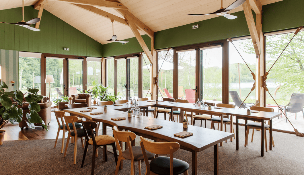 Domaine isolé au milieu des arbres vu du ciel
