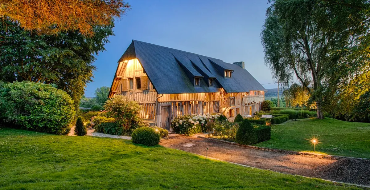 Maison à colombages normande illuminée le soir