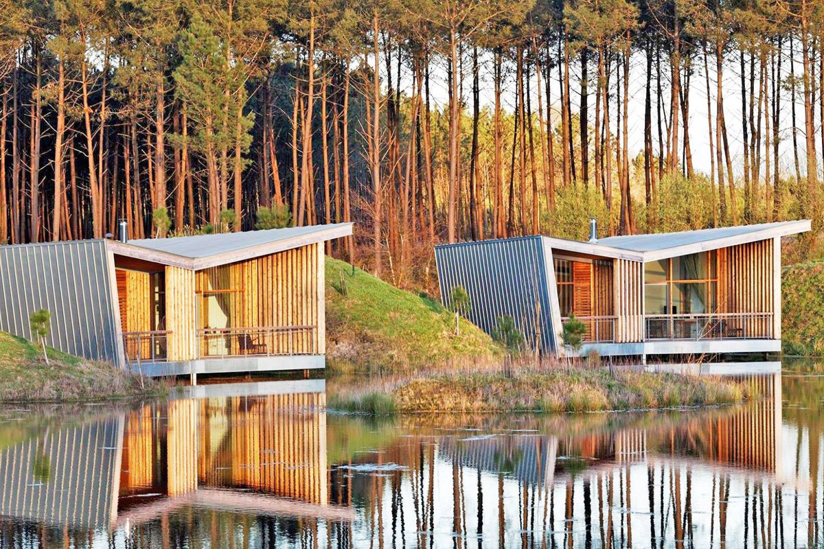 Lodges contemporains au bord d’un lac en forêt des Landes