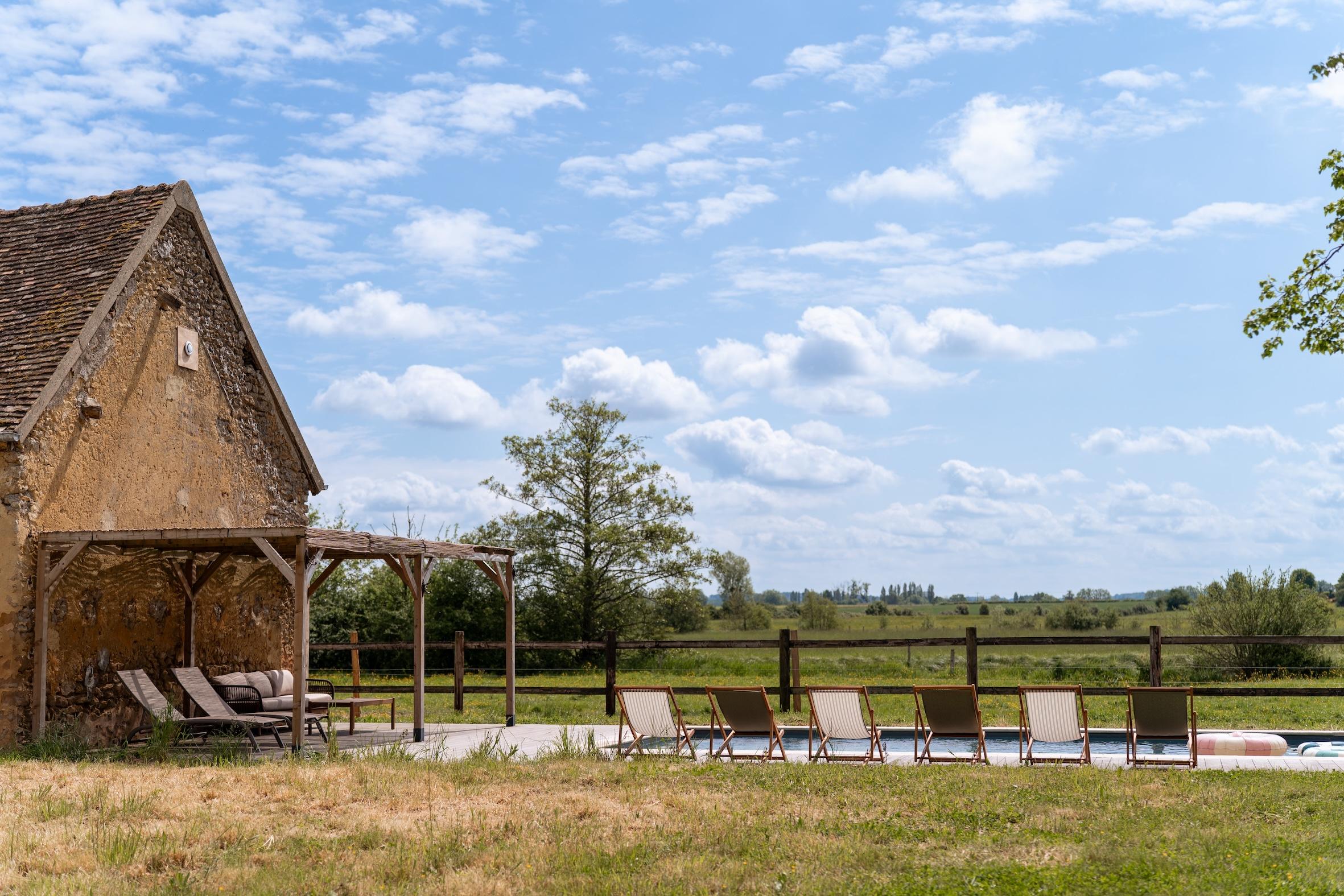 Piscine et terrasse d’un gîte en Pays de la Loire