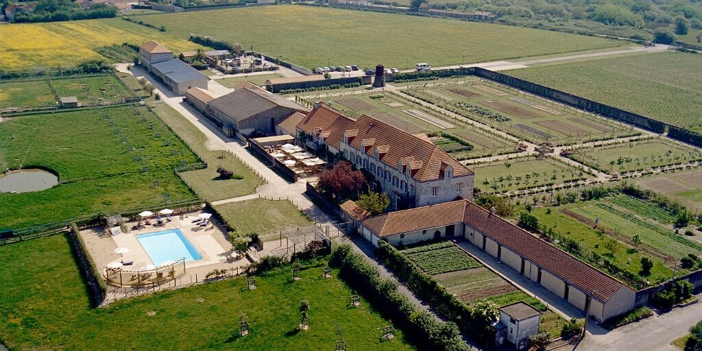 Domaine en pierre avec piscine vu du ciel